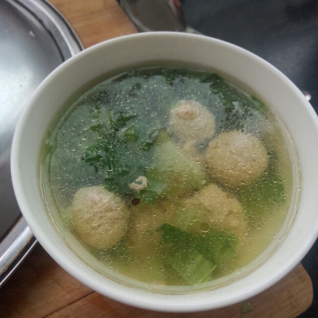 鸡肉丸子青菜汤