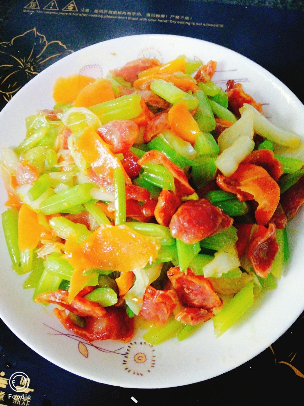 芹菜红萝卜炒腊肠