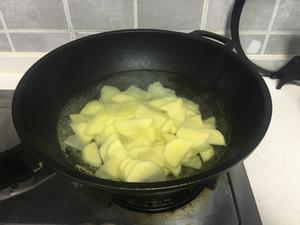 五花肉干煸土豆片的做法 步骤3