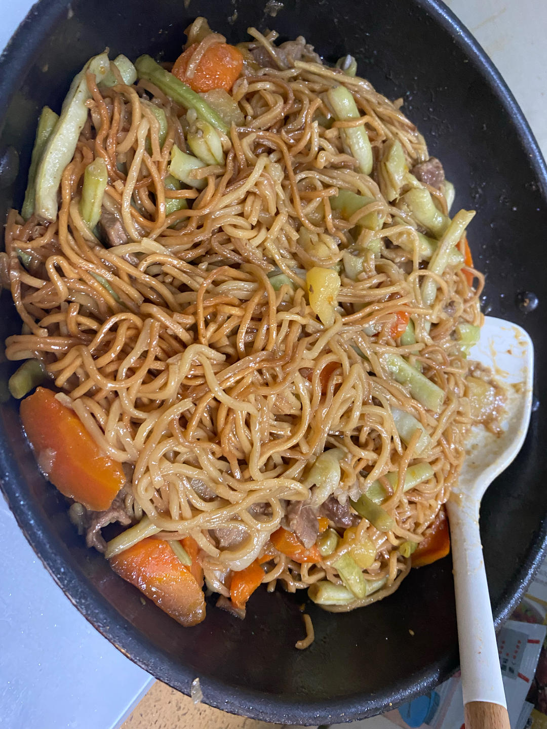五花肉豆角土豆铁锅焖面