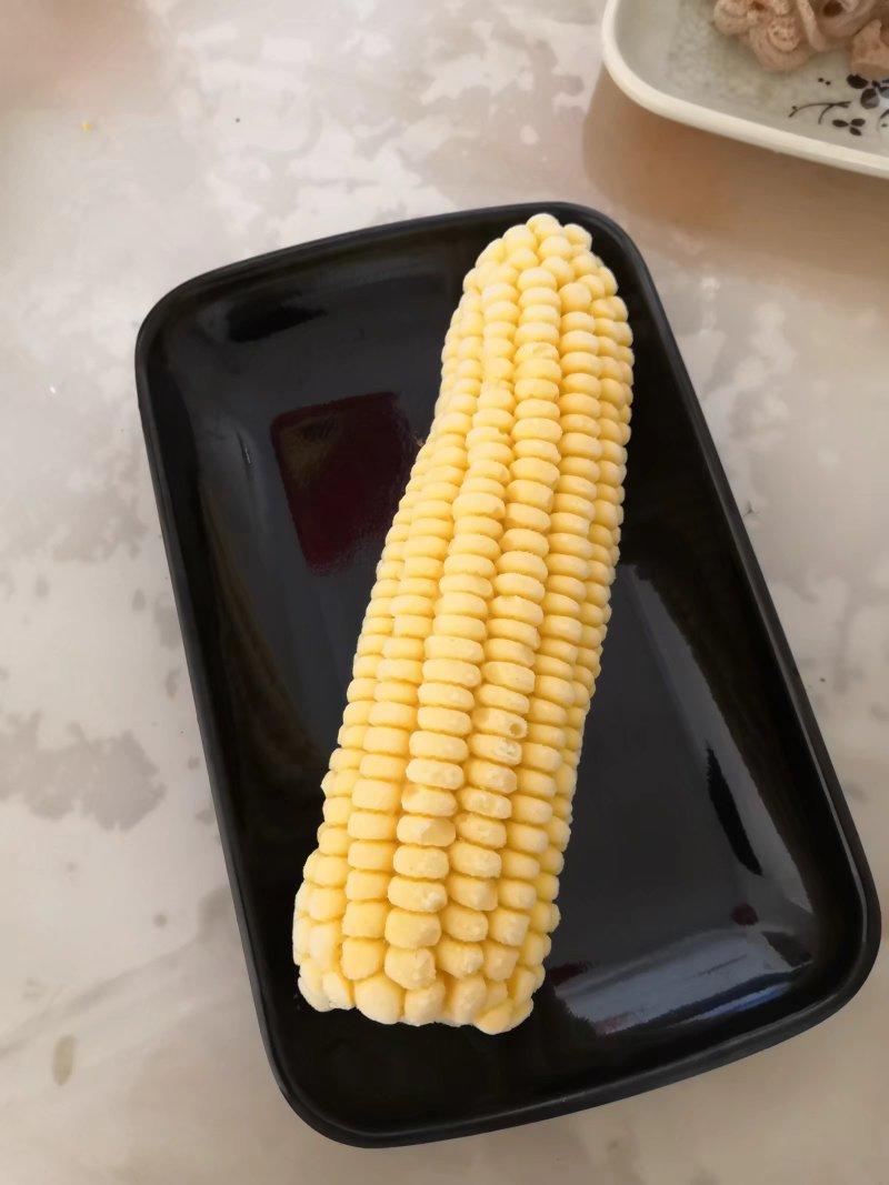 网红甜品芒果味玉米慕斯