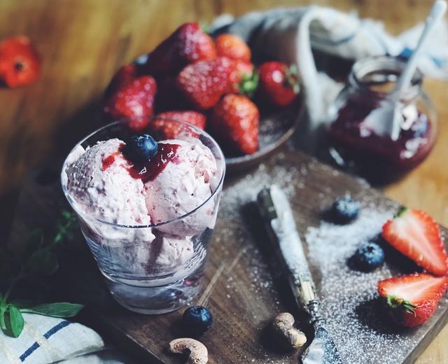 丝滑的草莓冰淇淋的做法