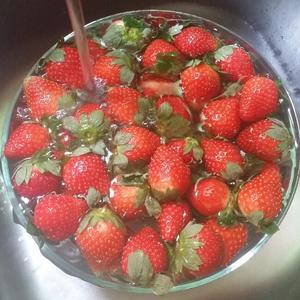 冰糖草莓的做法 步骤1