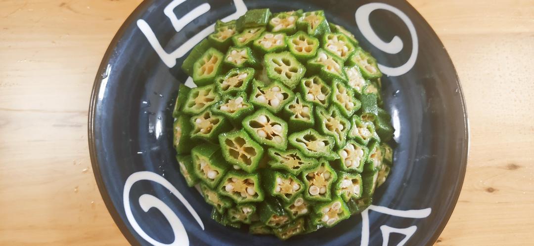 这绝对是秋葵颜值最高的做法，好看又好吃，端上桌最先光盘