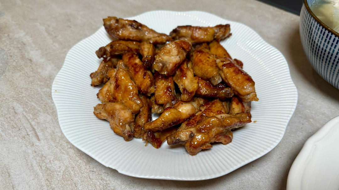 好吃又简单的香煎鸡翅，大人小孩都爱吃，鲜香味美，关键还简单易上手，大家一起来试试吧