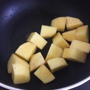 土豆香菇鸡腿饭的做法 步骤4