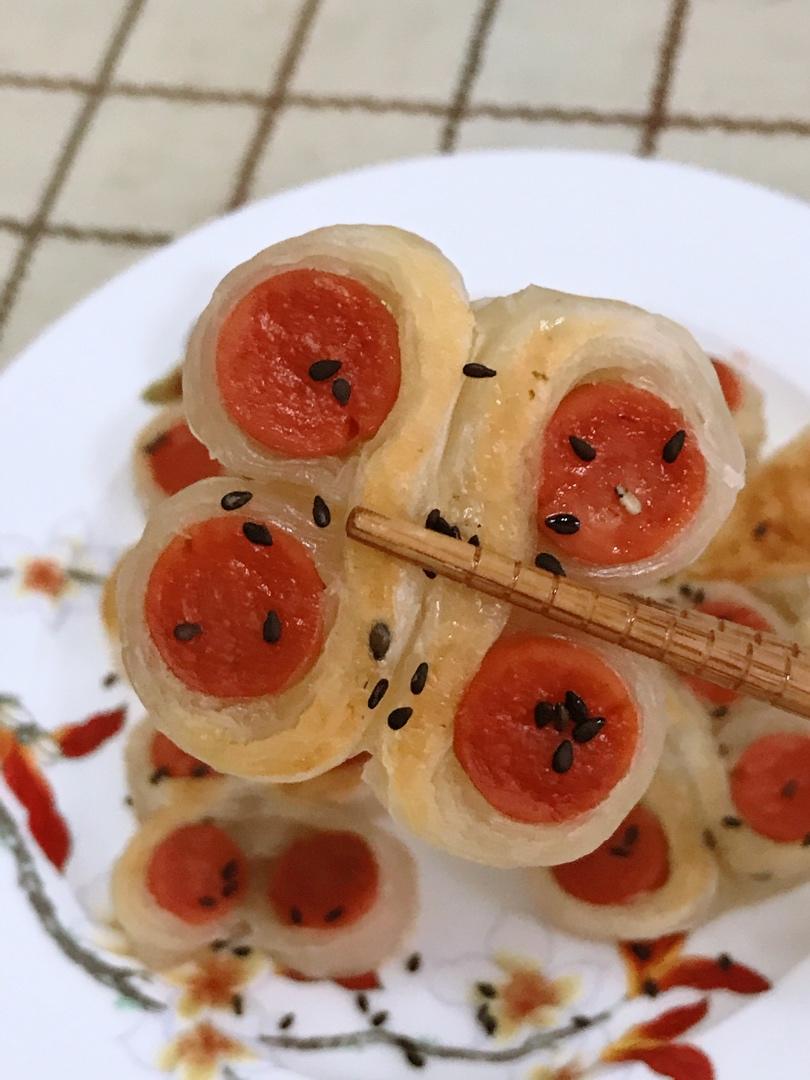 早餐怎么做简单又好吃？1张手抓饼2根火腿肠，教你在家做蝴蝶酥