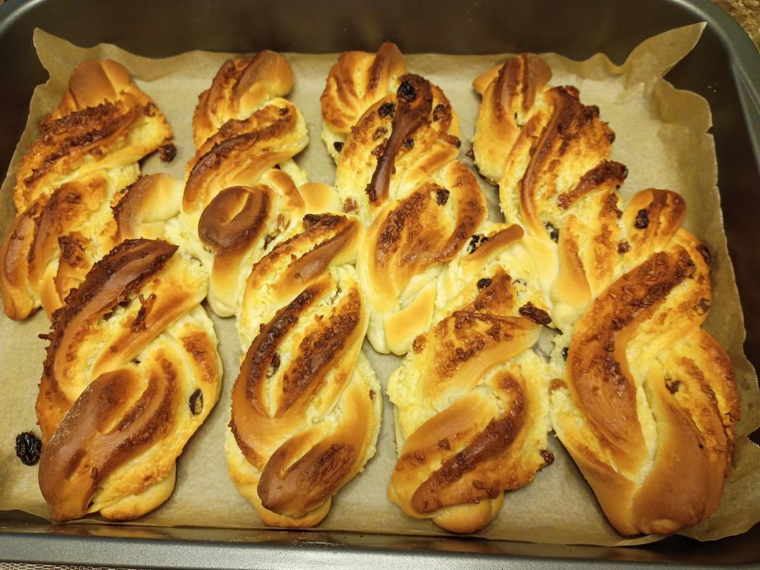 这面包也太香了，新手也能轻松做出来的椰蓉提子卷！