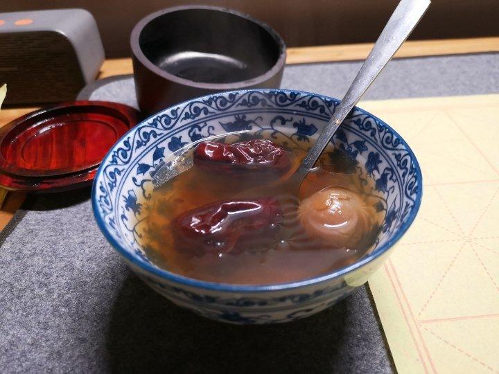 {何故居｝桃胶奶