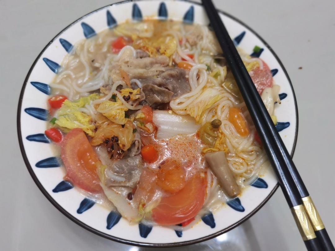 香辣酸汤肥牛米线