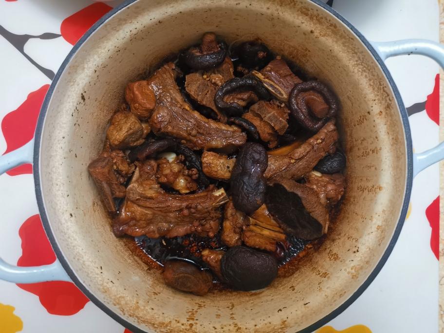 家传改良菜谱：香菇炖排骨的做法