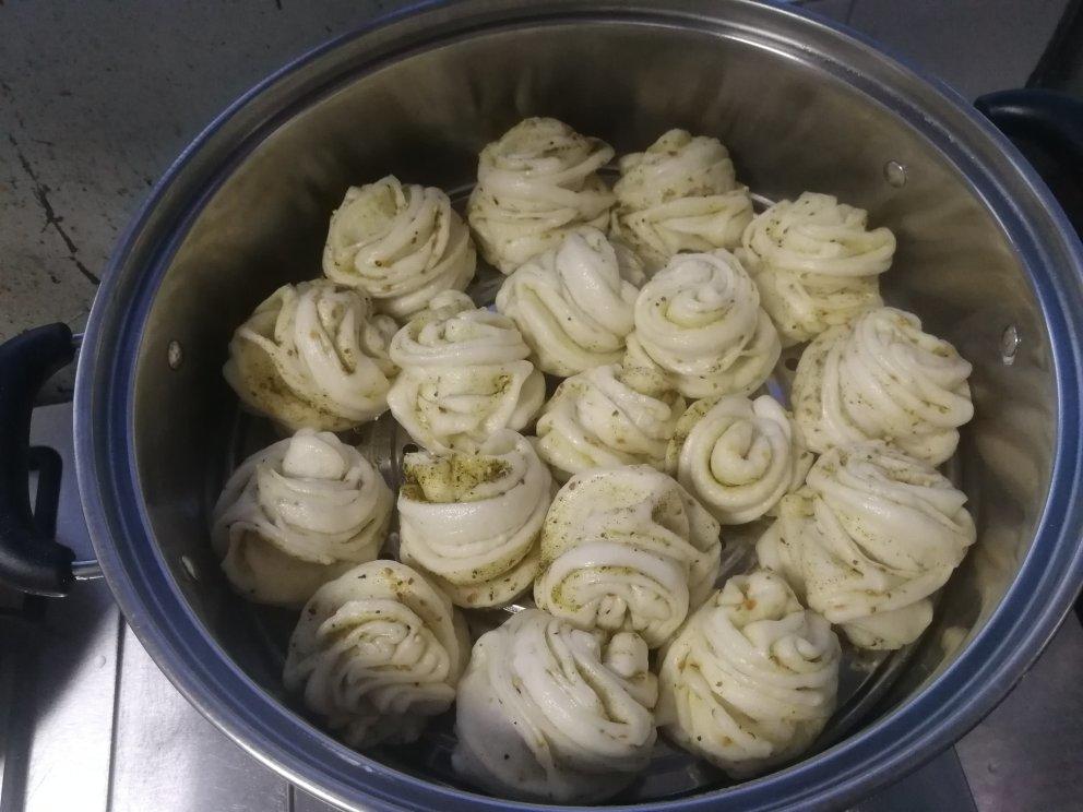 🌺椒盐葱香花卷🌺（操作简单，好吃又好看）