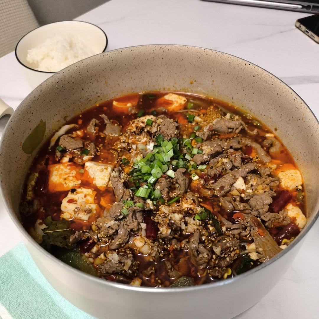 厨师长教你：“豆花水煮牛肉”做法，牛肉麻辣鲜香，豆花嫩滑入味