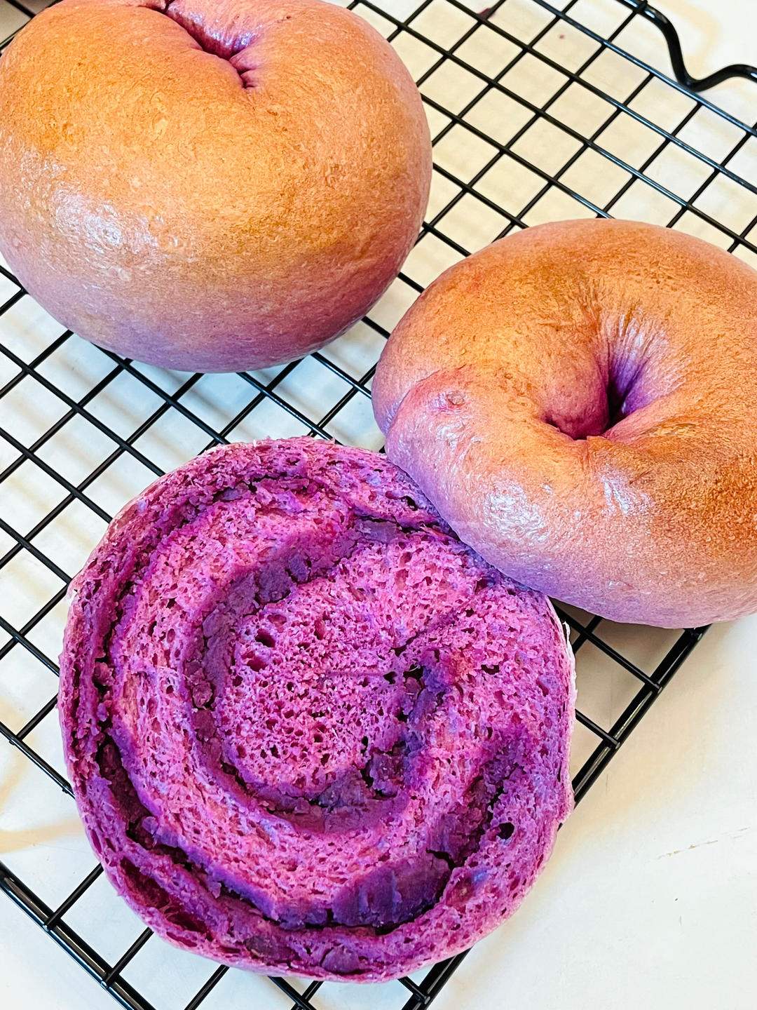 两种不同做法的紫薯贝果