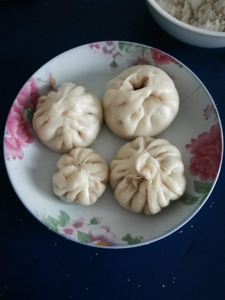松软的素馅包子