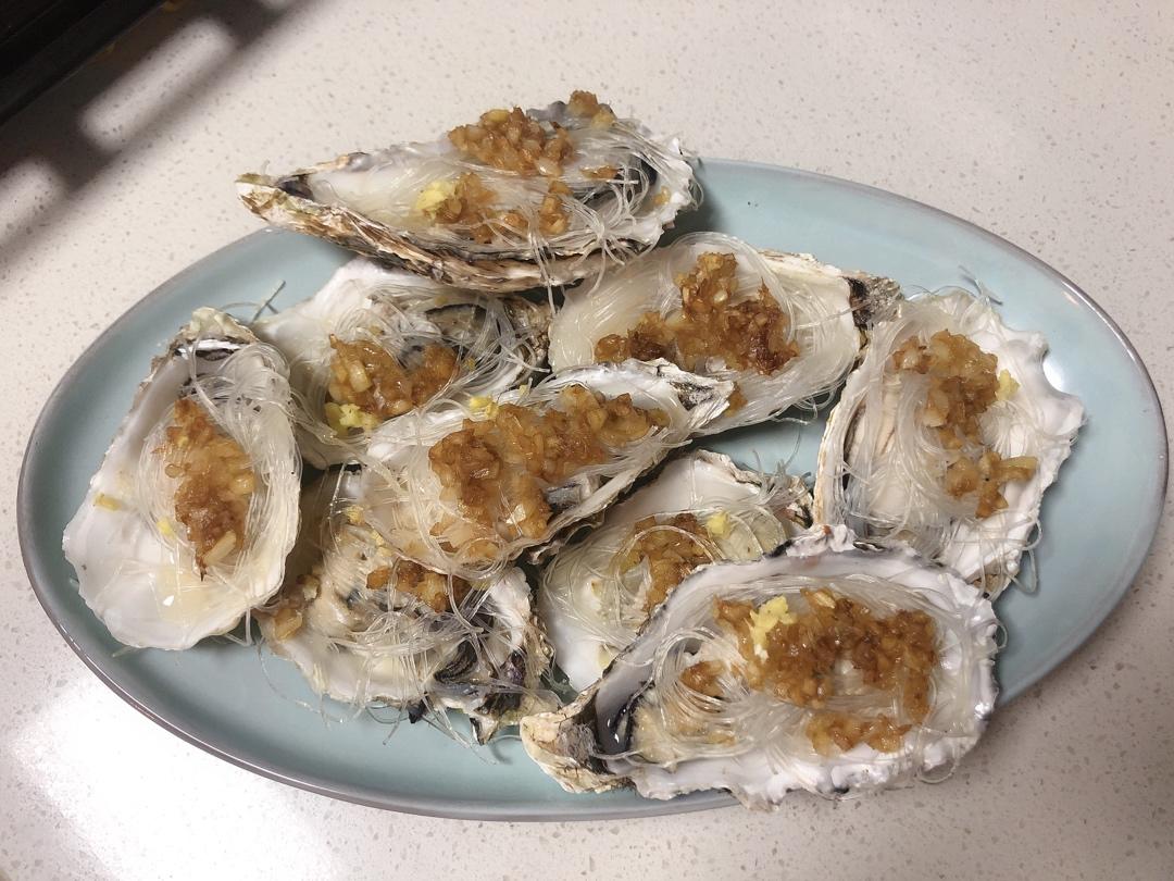 鲜嫩多汁的烤生蚝