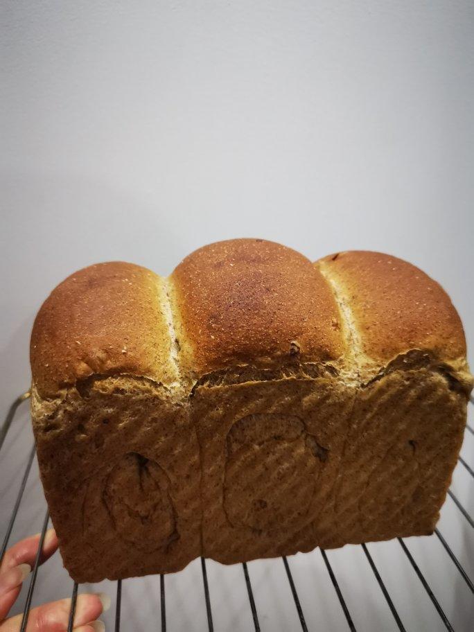 红枣核桃黑全麦吐司