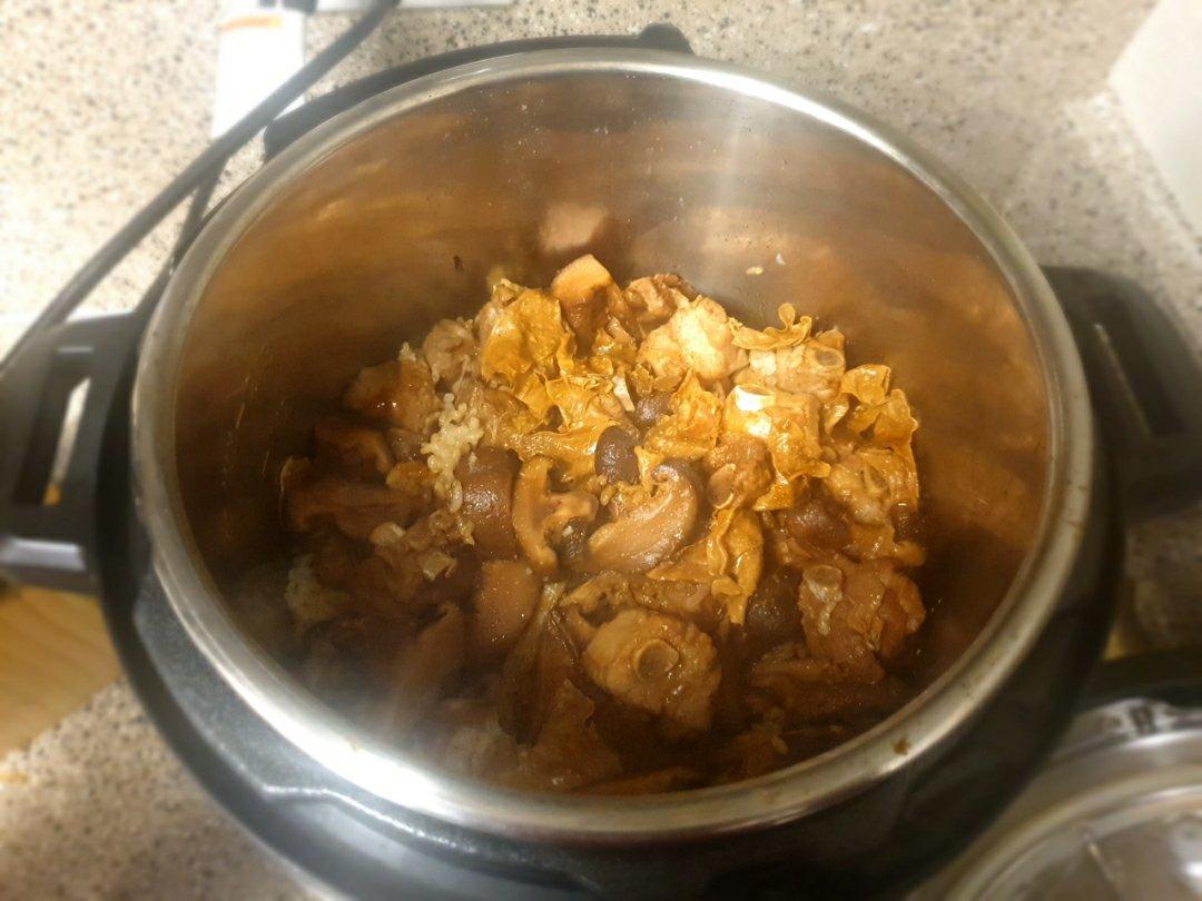 喷香排骨焖饭（爆好吃）