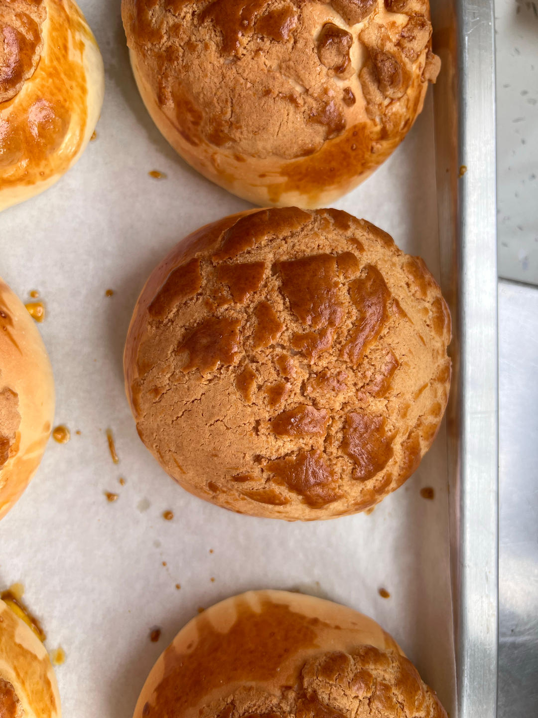 做100款面包の12：在家开茶餐厅!港式菠萝包 –不划格子自然裂开的香酥脆皮！菠萝油/酥皮包