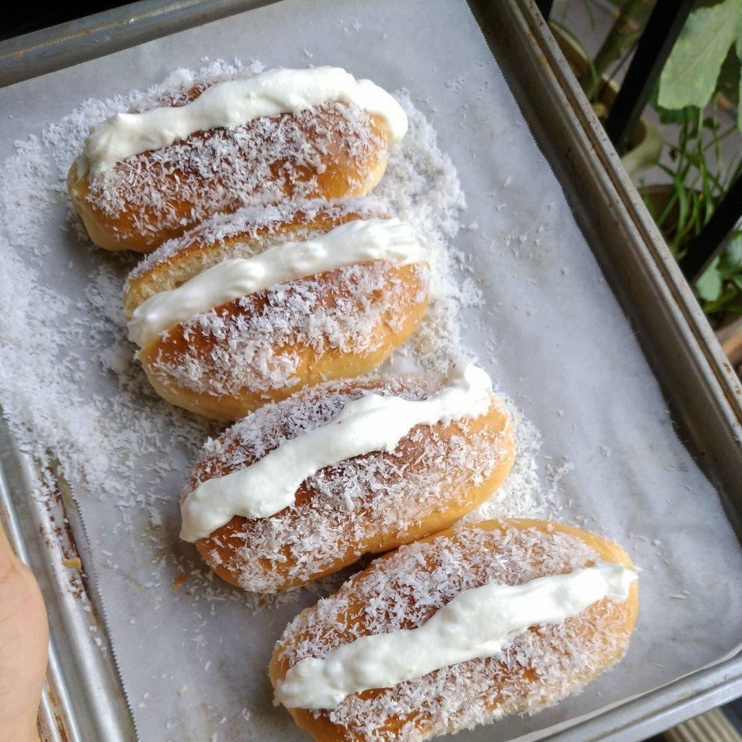 儿时去面包房必买的［椰丝奶油包］