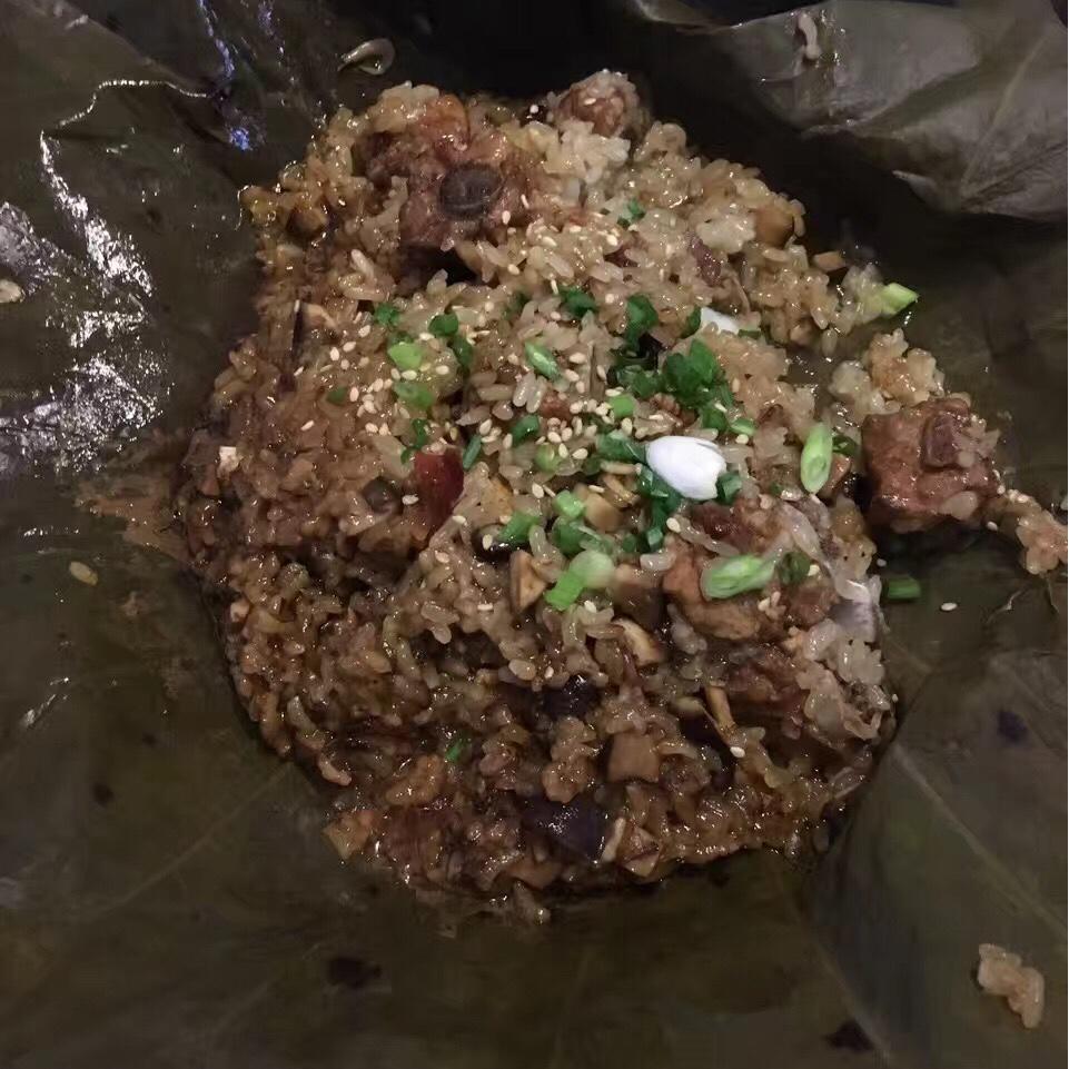 荷香糯米排骨包