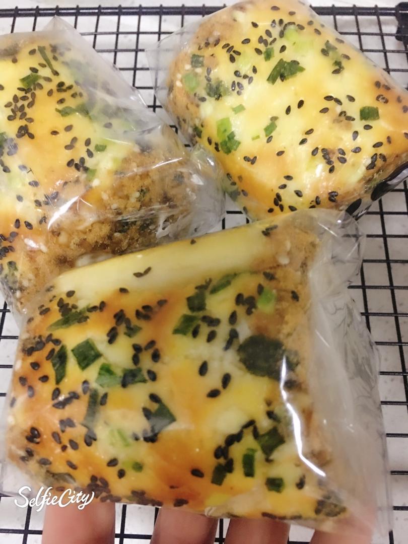 香喷喷的肉松面包卷，来试试吧！