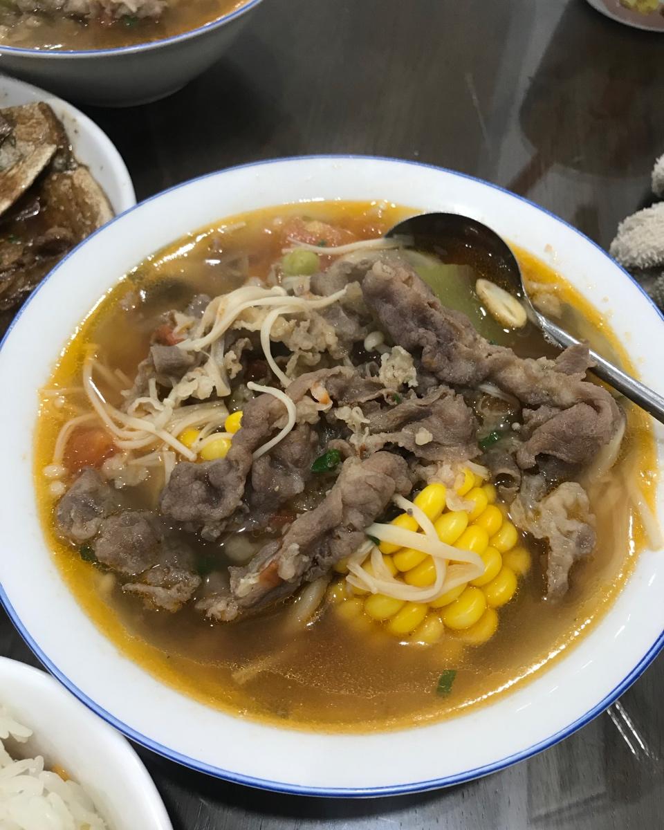 番茄金针菇肥牛锅 鲜到眉毛掉