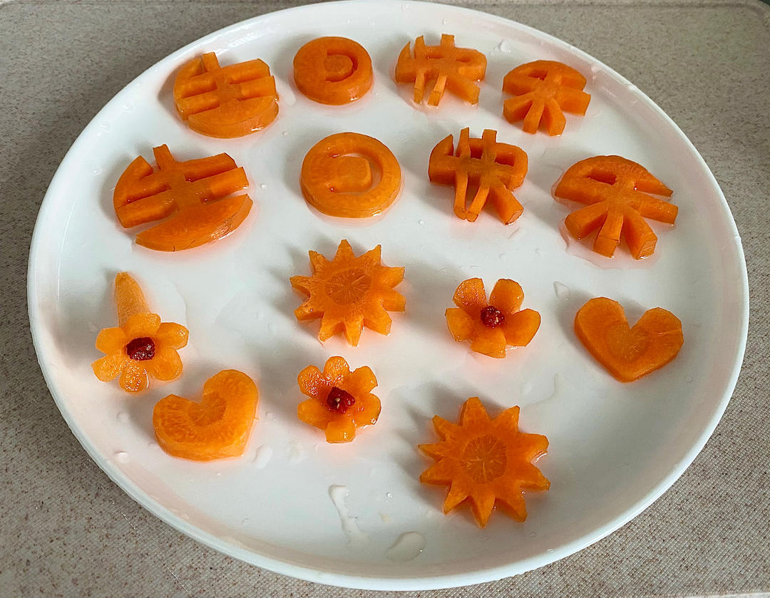 张娜飞飞做的生日快乐胡萝卜刻字