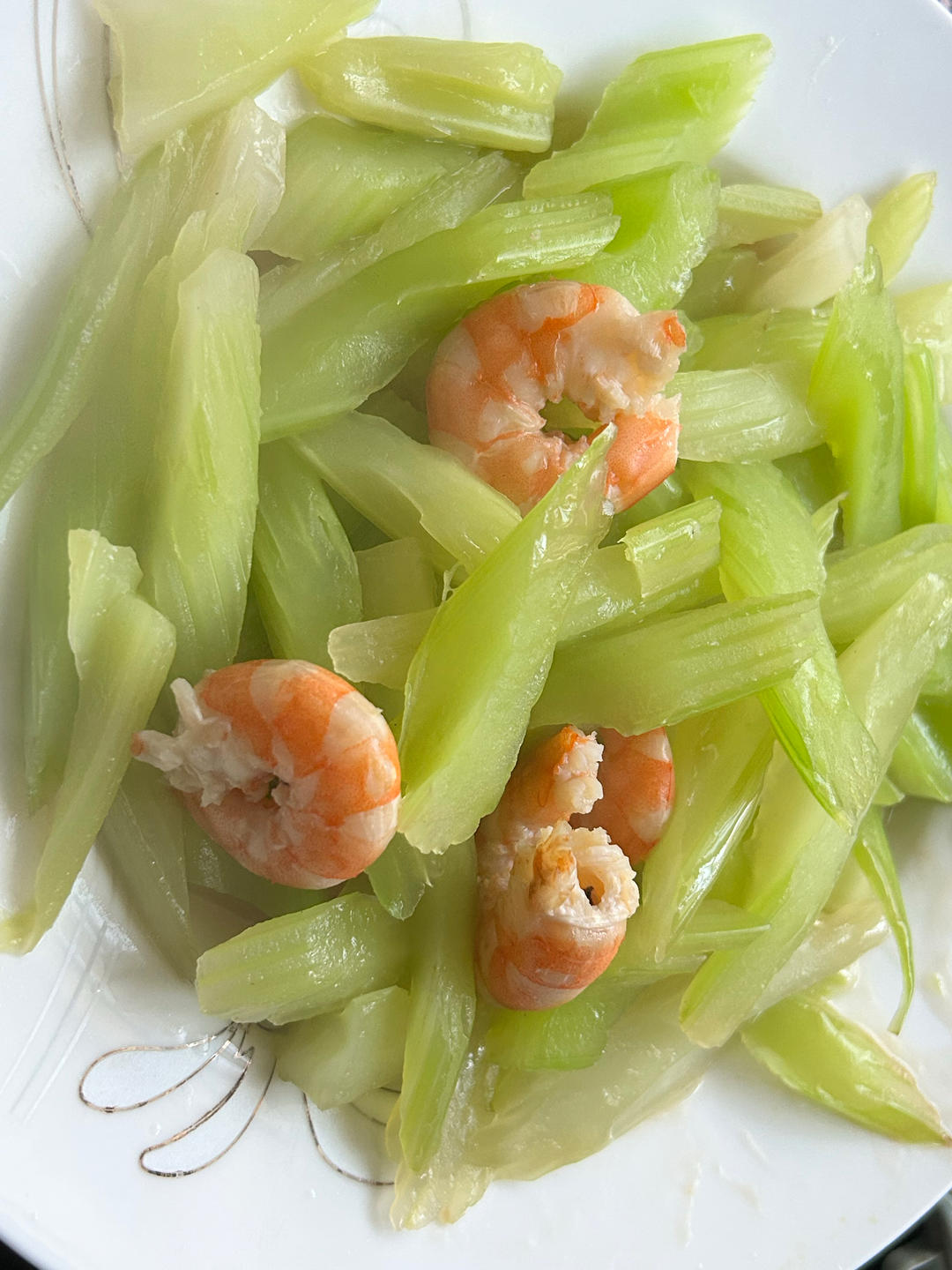 怎样炒出饭店级别的幼嫩西芹（附正确的西芹处理手法）