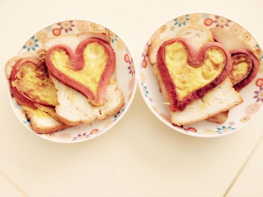 爱心香肠煎蛋+原味吐司（超级好吃又简单）