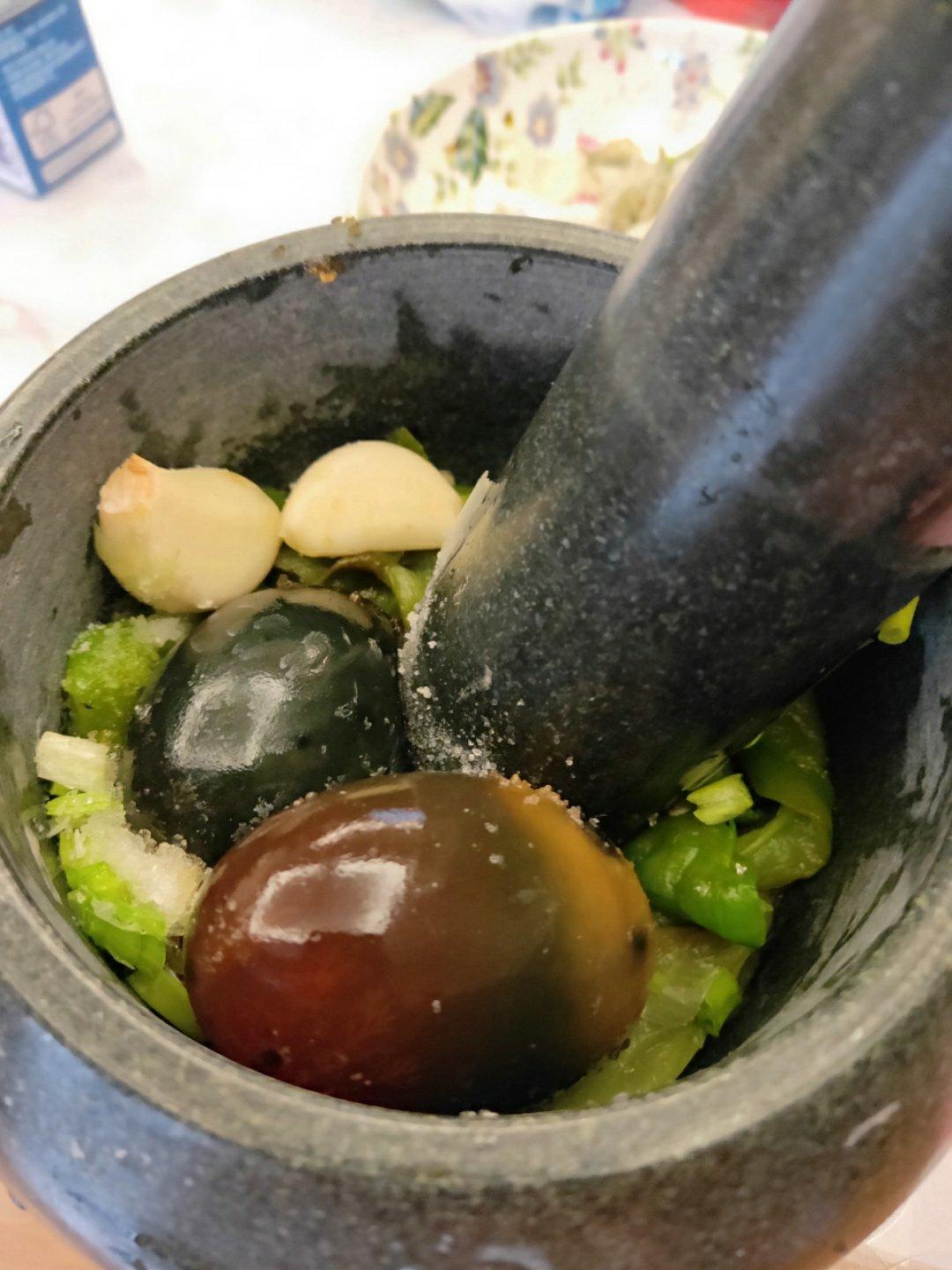 擂辣椒皮蛋