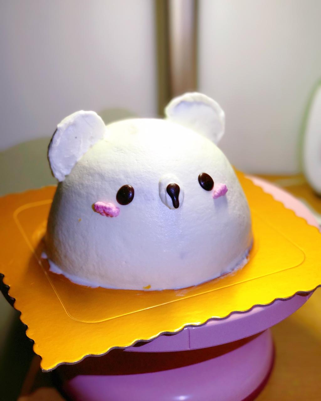 弹弹冰激凌做的球形奶油抹面卡通蛋糕