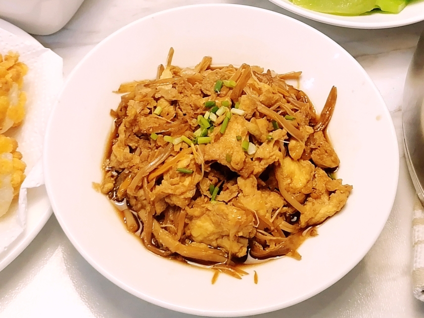 黄花菜炒蛋👉🏻赛螃蟹的味道的做法