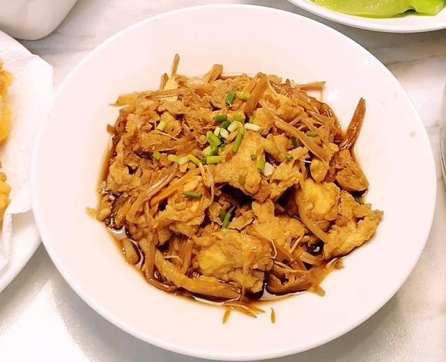黄花菜炒蛋👉🏻赛螃蟹的味道的做法
