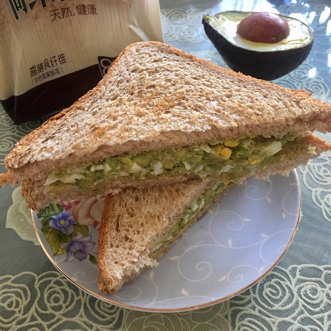 黑胡椒牛油果鸡蛋三明治