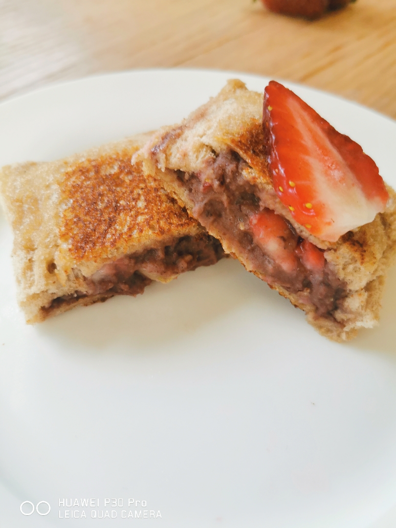 红豆草莓面包夹心: 健脾又营养的宝宝小甜点的做法