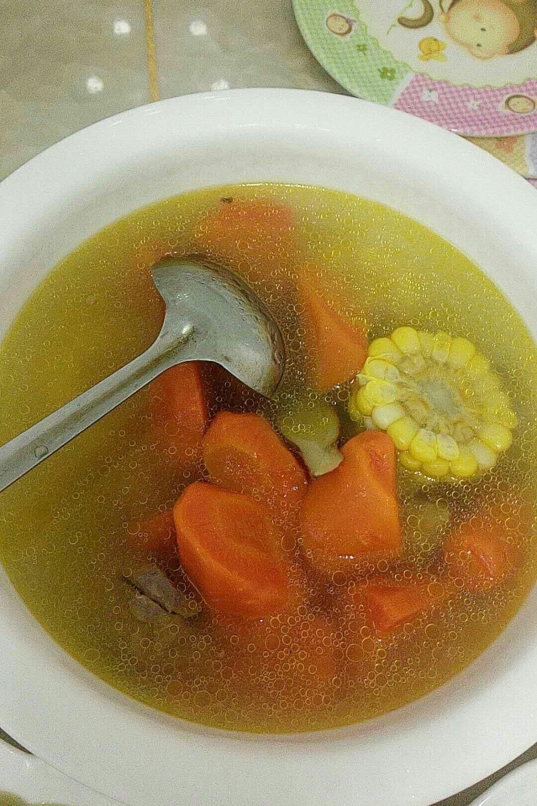 胡萝卜玉米排骨汤