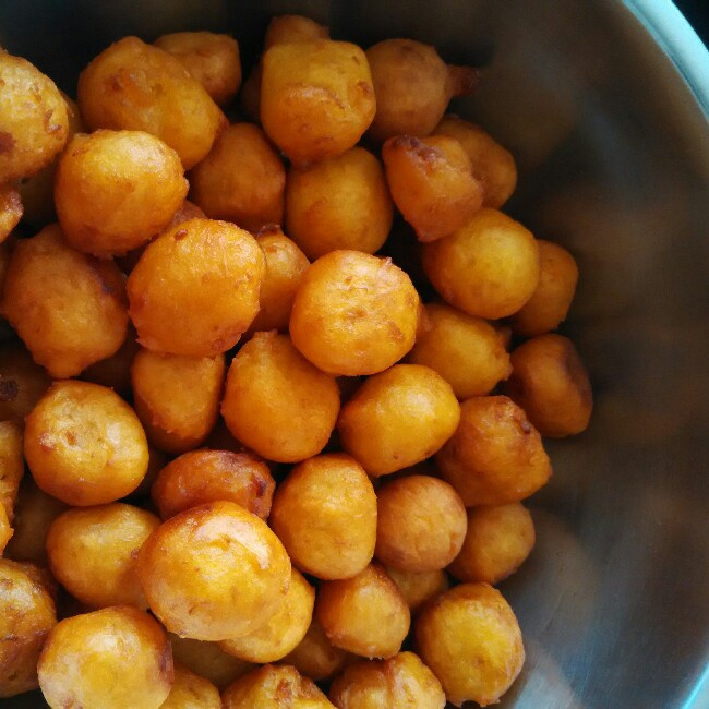 我家小帅哥做的炸红薯丸子