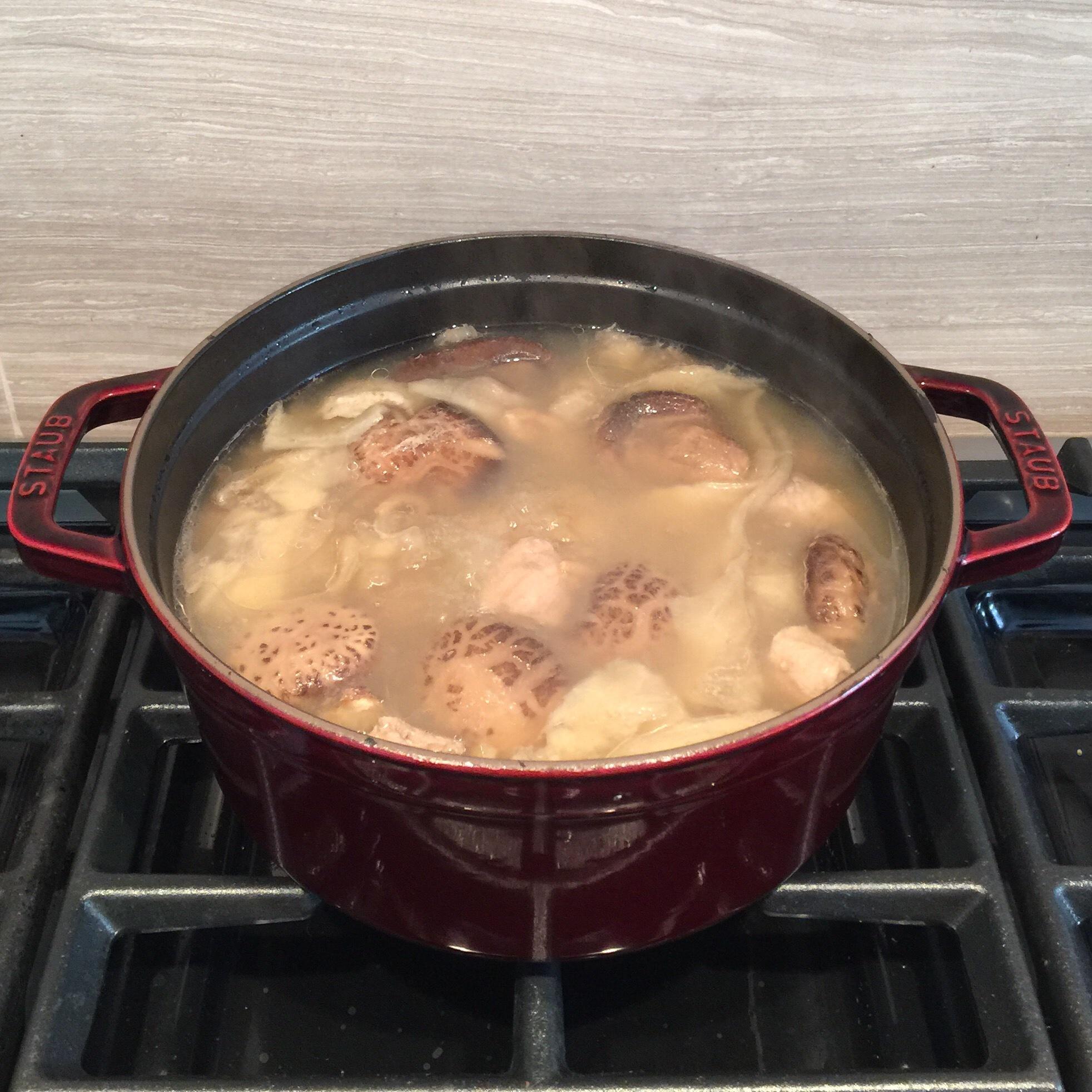 花胶冬菇排骨汤的做法