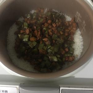 电饭煲扁豆肉丁焖饭——好吃到多添了一碗的做法 步骤5