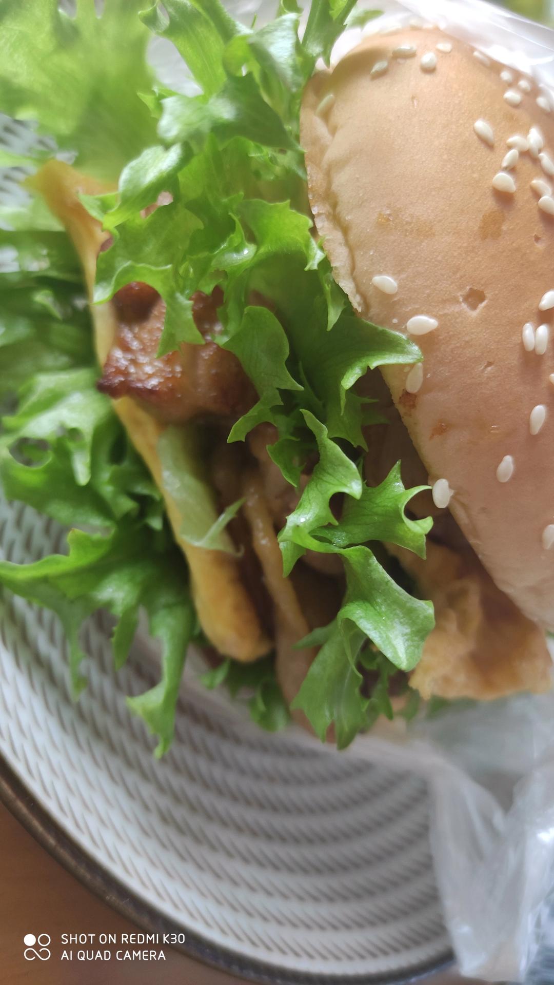 就像有句话所说：成年人的世界里，从来就没有“容易”二字。很多时候，你只能单枪匹马，直面生活的兵荒马乱。