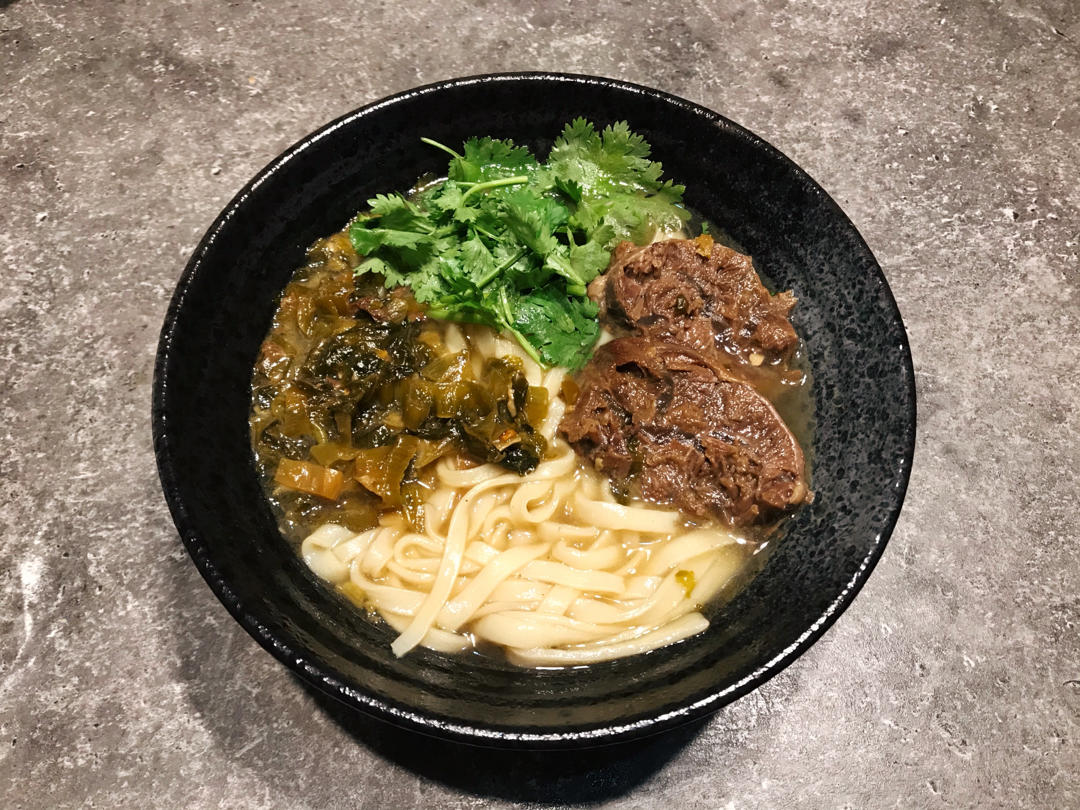 清秀小伙儿金一馋做的私房【老坛酸菜牛肉面】详·酸辣爽口·牛肉软糯