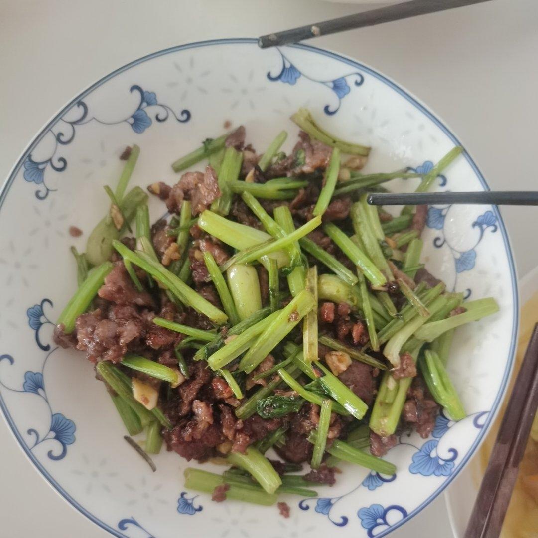 下饭神器又来了，试试这道芹菜炒牛肉！！