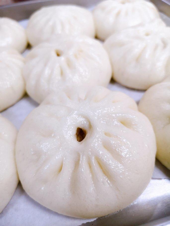 松软多汁的肉包子