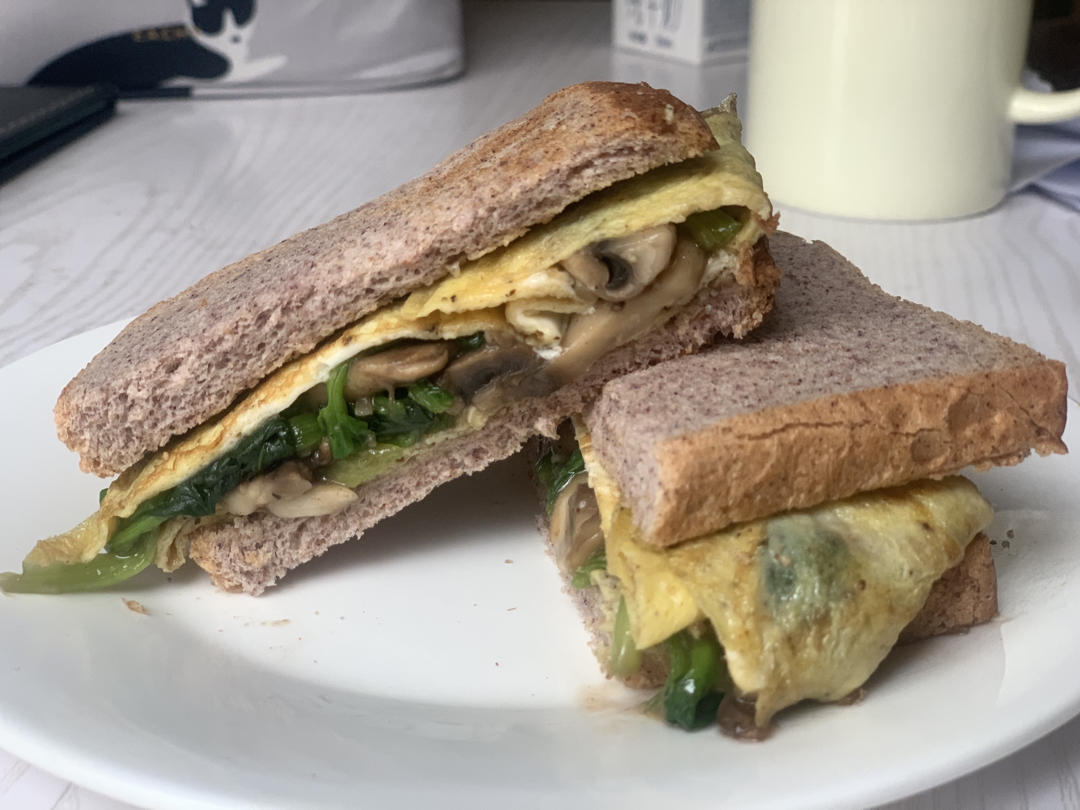 爆浆芝士菠菜口蘑蛋饼青酱三明治