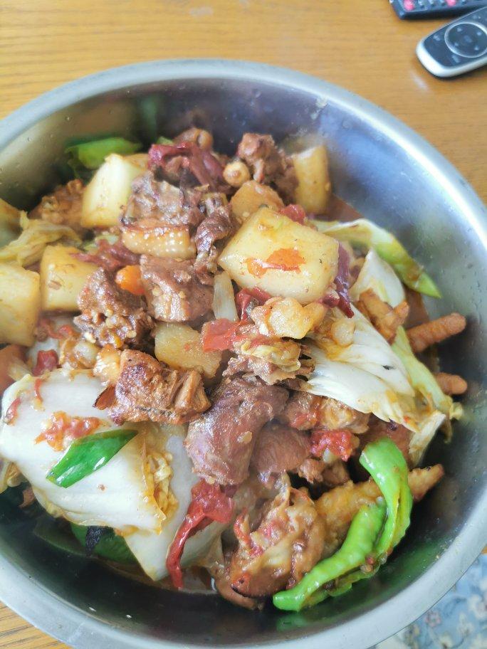 在家也能做的新疆大盘鸡，肉质紧实，香辣有度