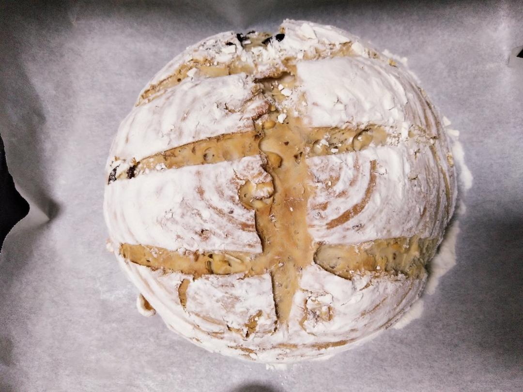 黑麦核桃葡萄干面包