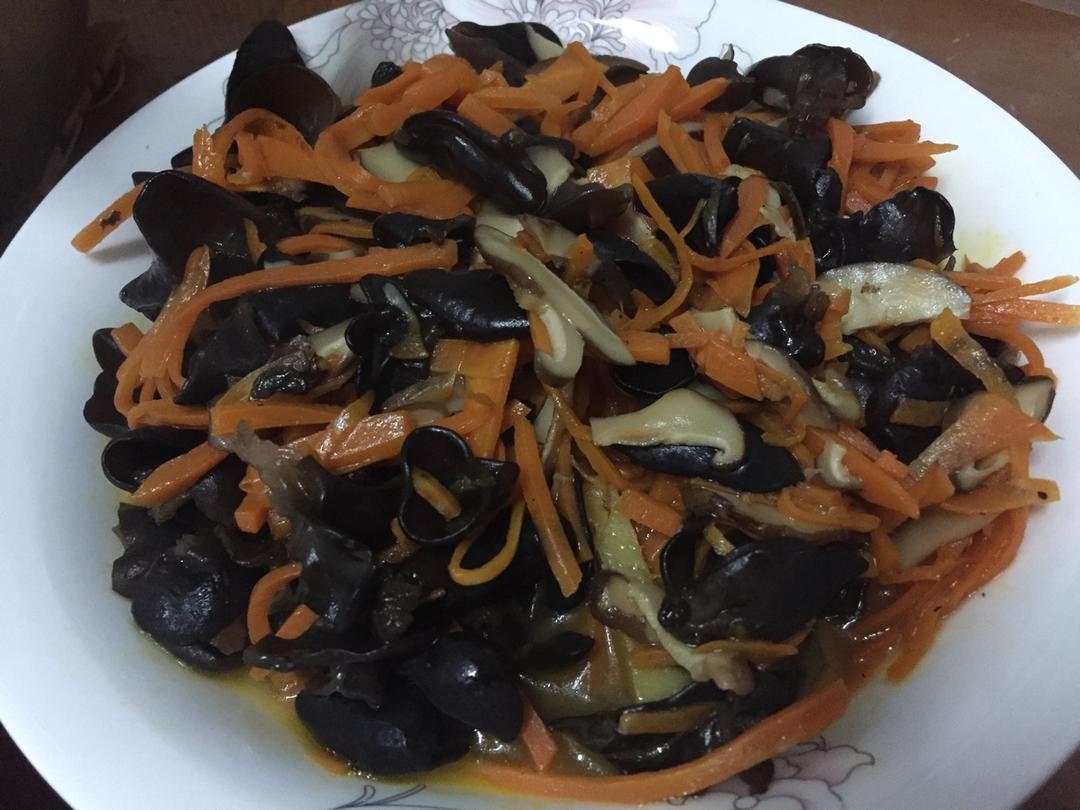 胡萝卜香菇炒木耳