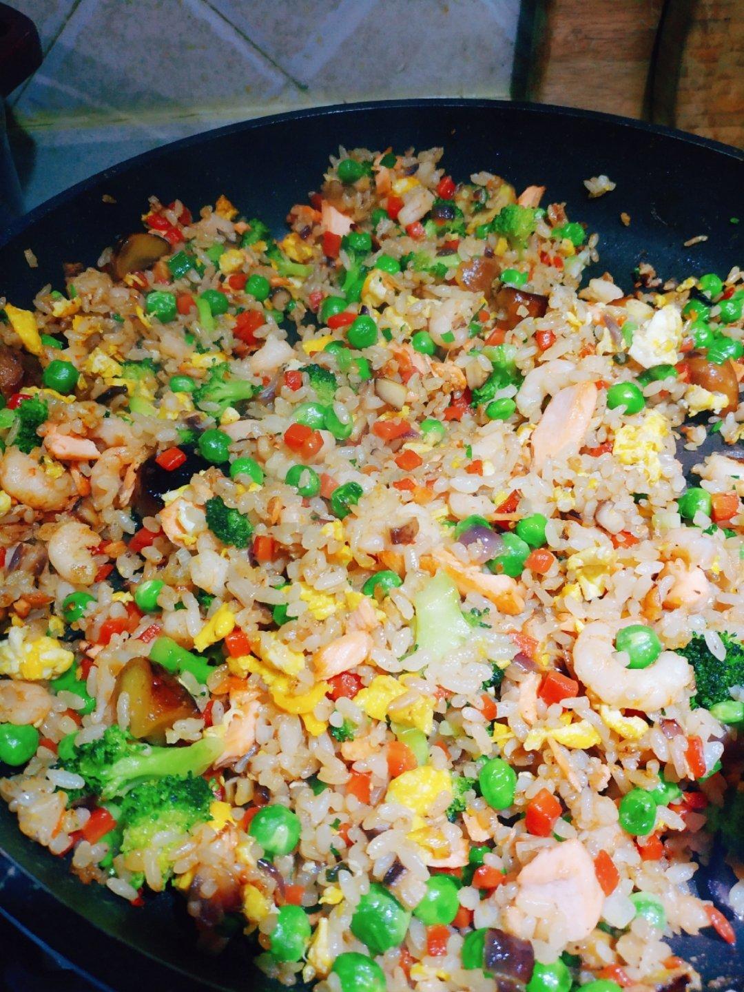 蒜香黄油三文鱼炒饭