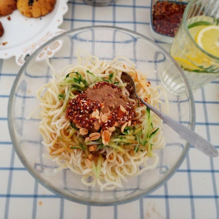 【鸡丝凉面】
